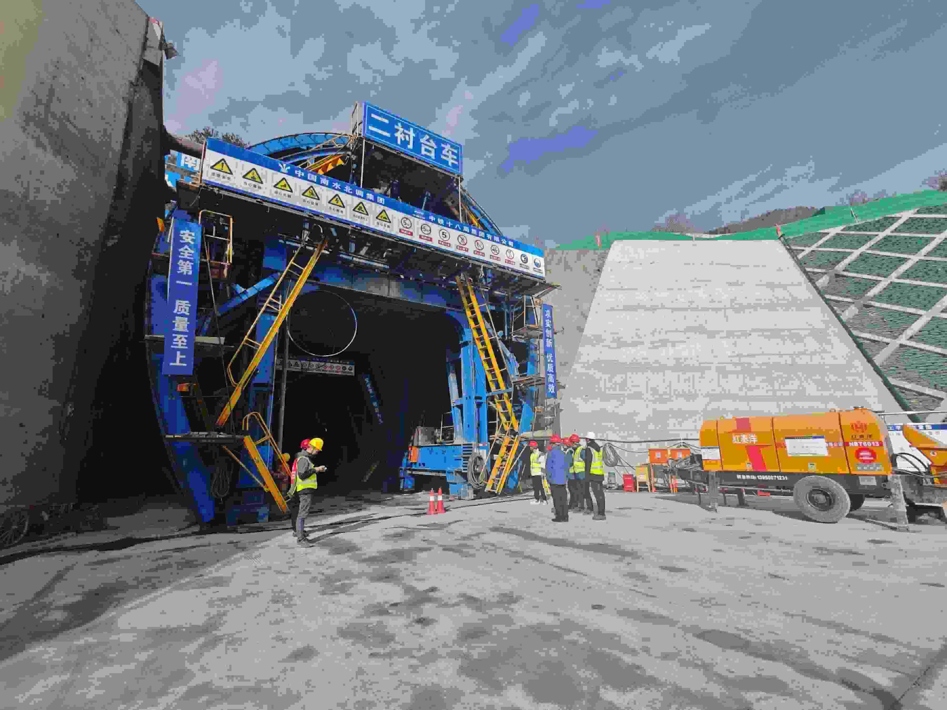 湖北省襄陽市?？悼h馬良鎮(zhèn)的引江補漢工程輸水隧洞8號平洞施工現場。受訪者供圖