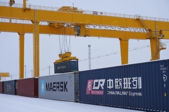 霍爾果斯口岸鐵路換裝場(chǎng)內(nèi)正在進(jìn)行集裝箱換裝作業(yè)。（受訪單位供圖）