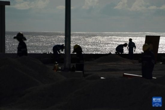 1月18日，工作人員在瑙魯艾沃港碼頭升級改造項目工地工作。新華社記者 王申 攝