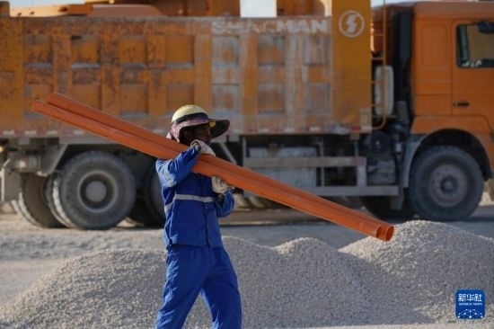 1月18日，工作人員在瑙魯艾沃港碼頭升級改造項目工地工作。新華社記者 王申 攝