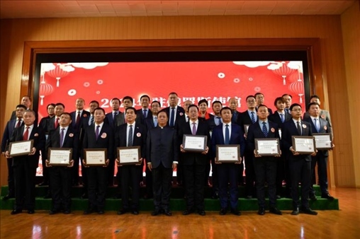 張漢暉為獲獎單位和個(gè)人頒發(fā)獎狀。駐俄羅斯使館供圖