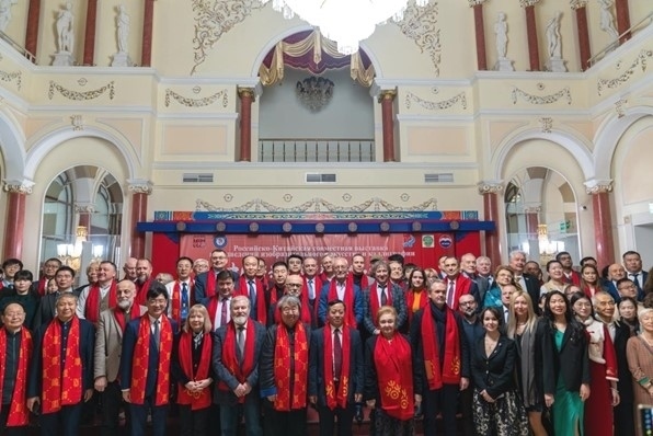 中俄書法美術(shù)作品聯(lián)展與會來賓共同合影留念。駐俄羅斯使館供圖