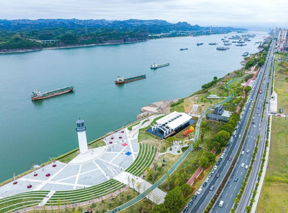 △湖北宜昌市濱江公園燈塔廣場。該廣場是在實施岸線復(fù)綠等綜合措施后，由老舊碼頭改造而成。