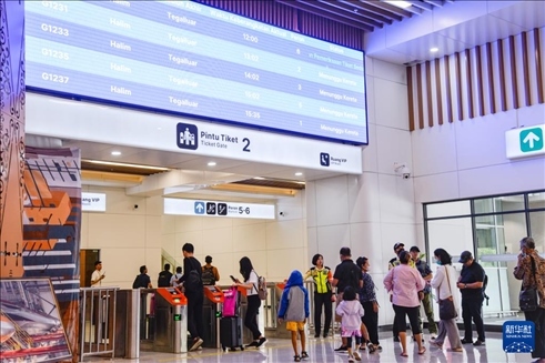 1月24日，在印度尼西亞雅加達哈利姆站候車大廳，乘客刷票前往站臺。新華社記者 徐欽 攝