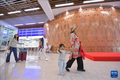 1月24日，在印度尼西亞雅加達哈利姆站，乘客在候車大廳內(nèi)行走。新華社記者 徐欽 攝