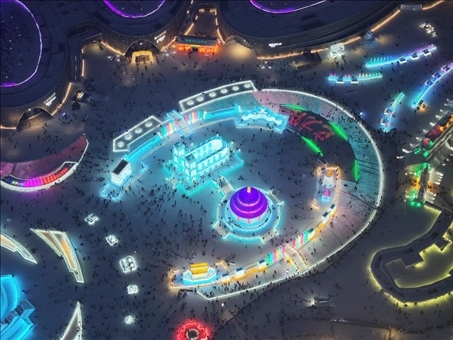 這是2023年12月27日在哈爾濱冰雪大世界拍攝的以巴黎圣母院和北京天壇為核心的冰建景觀群。