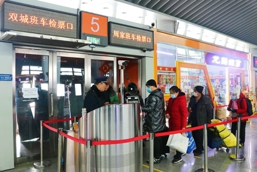 哈西公路客運站內(nèi)旅客檢票排隊上車。黑龍江省交通運輸廳供圖