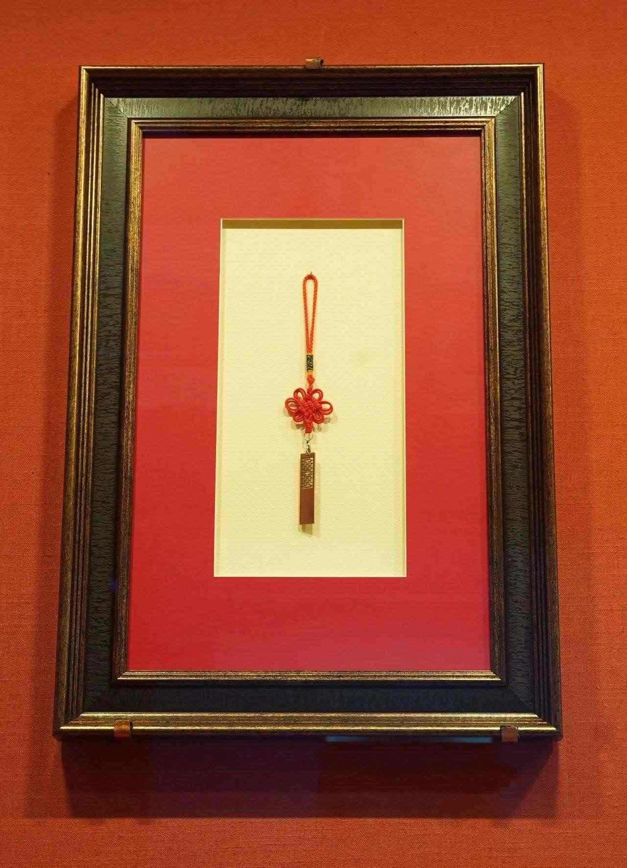 2017年5月，時(shí)任肯尼亞總統(tǒng)烏胡魯·肯雅塔贈(zèng)送習(xí)近平主席的蒙內(nèi)鐵路紀(jì)念U盤。