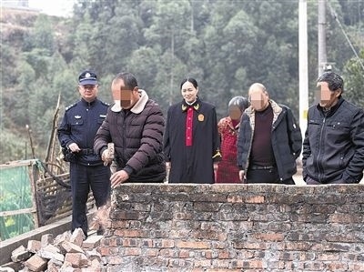  圖③：庭審結(jié)束后，在法官的見證下，陳某在院壩邊重新開鑿一條通道。