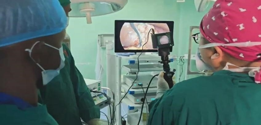 吳巍醫(yī)生（右一）在開展雙鏡聯(lián)合手術(shù)。中國援桑醫(yī)療隊供圖