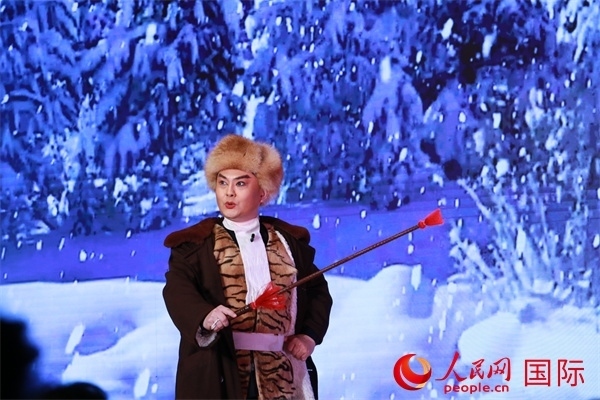 現(xiàn)代京劇《智取威虎山》選段《打虎上山》。人民網(wǎng) 許可攝