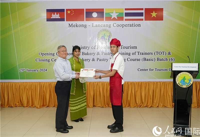 潘峰參贊向?qū)W員頒發(fā)證書。人民網(wǎng)記者 謝佳君攝