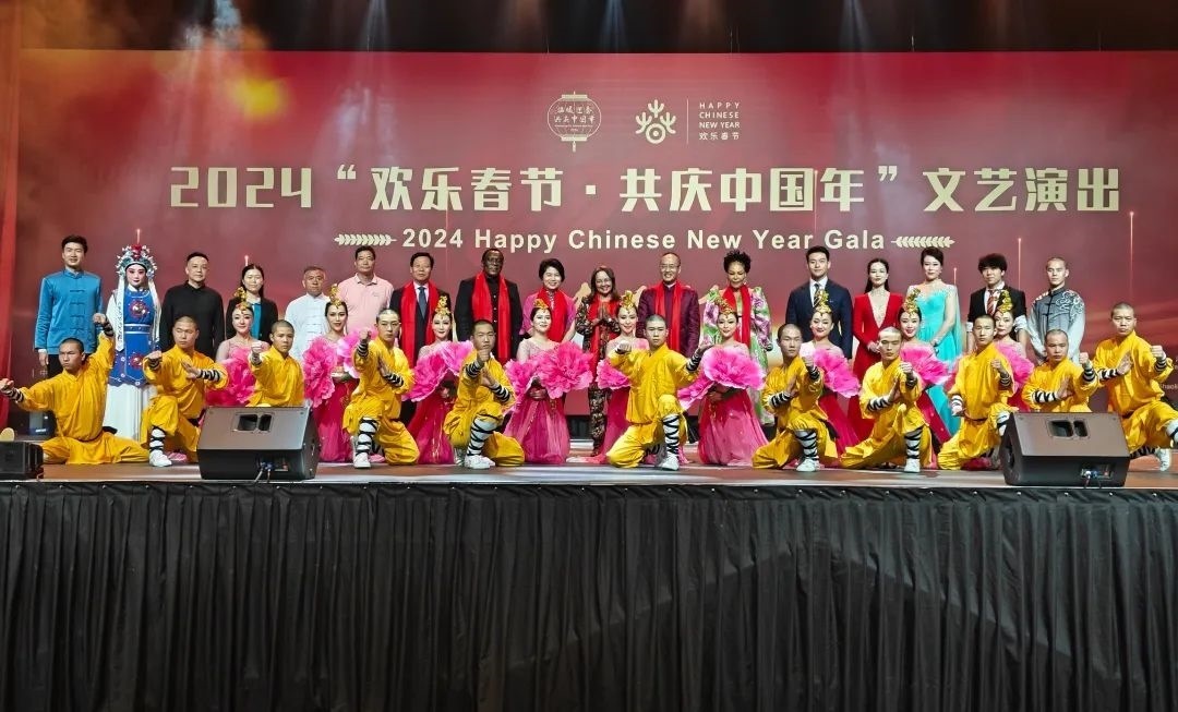 全體嘉賓和演員合影。中國駐南非大使館供圖