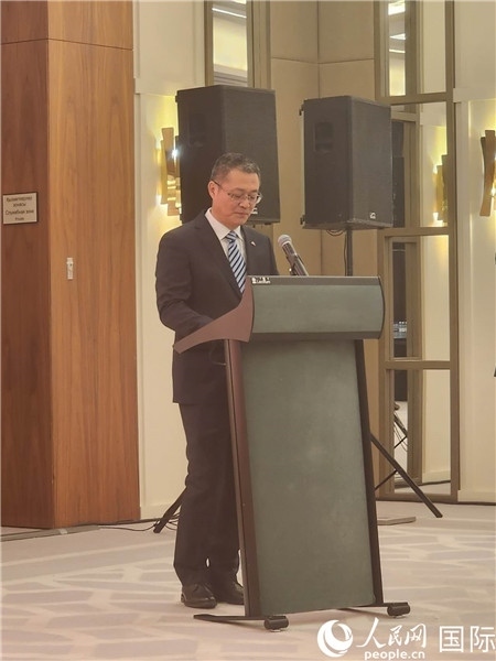 中國駐哈大使館公使銜參贊蘇予致辭。人民網(wǎng)記者 李強(qiáng)攝