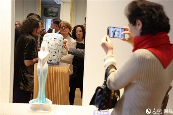嘉賓和公眾參觀“絲路瓷行”——中國景德鎮(zhèn)陶瓷文化特展。人民網(wǎng)記者 尚凱元攝