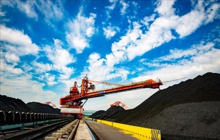 國家能源集團黃驊港煤堆場堆料機正在作業(yè)。受訪者供圖