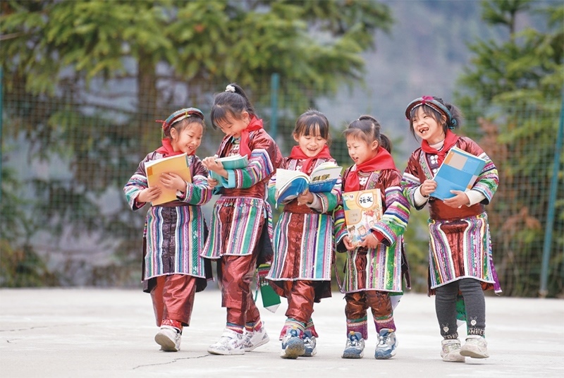 位于貴州省黔東南苗族侗族自治州從江縣大山深處的西山鎮(zhèn)中寨教學(xué)點(diǎn)，是一所全校均為瑤族學(xué)生的“微小學(xué)”。近年來(lái)，隨著教學(xué)條件逐漸改善，學(xué)校發(fā)生了翻天覆地的變化。圖為2023年2月16日，領(lǐng)到新書的瑤族學(xué)生在一起交流。 新華社記者 楊文斌/攝