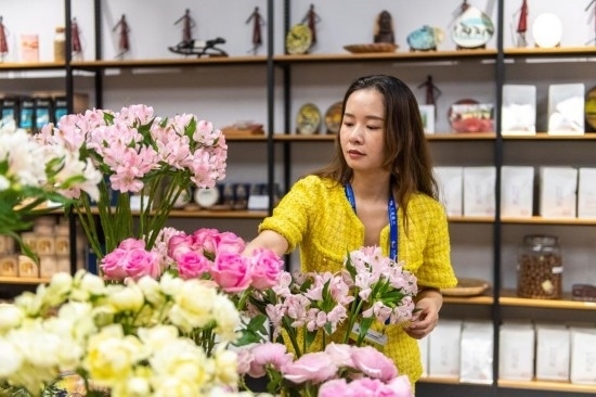 2023年7月1日，在位于湖南省長沙市的湖南高橋大市場，中非經(jīng)貿(mào)博覽會(huì)常設(shè)展館展區(qū)肯尼亞館工作人員在整理產(chǎn)自非洲的鮮花。新華社記者 陳思汗 攝