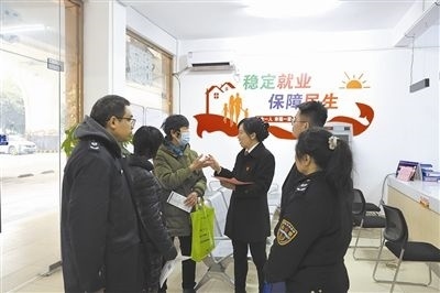  圖③：調(diào)解后，法官現(xiàn)場(chǎng)向當(dāng)事人做釋法析理工作。