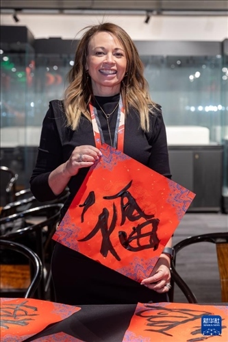 1月28日，在上海豫園舉行的民俗活動(dòng)上，美國(guó)馬斯卡廷初中校長(zhǎng)珍妮弗·李·弗里德利展示自己寫(xiě)下的“?！弊?。 新華社記者 王翔 攝
