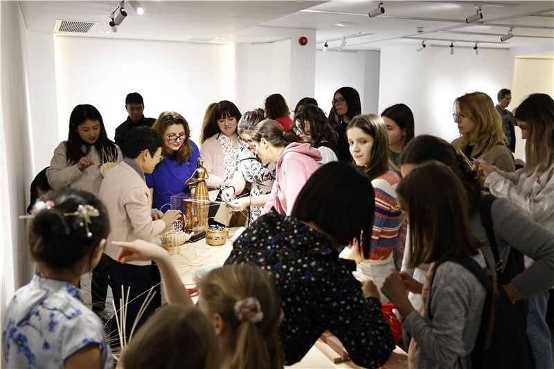 羅馬尼亞觀眾體驗(yàn)安溪竹藤編技藝。 布加勒斯特中國(guó)文化中心供圖