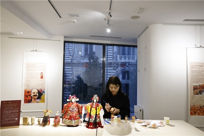 中國(guó)泉州的非遺大師制作江加走木偶頭雕刻。 布加勒斯特中國(guó)文化中心供圖_副本