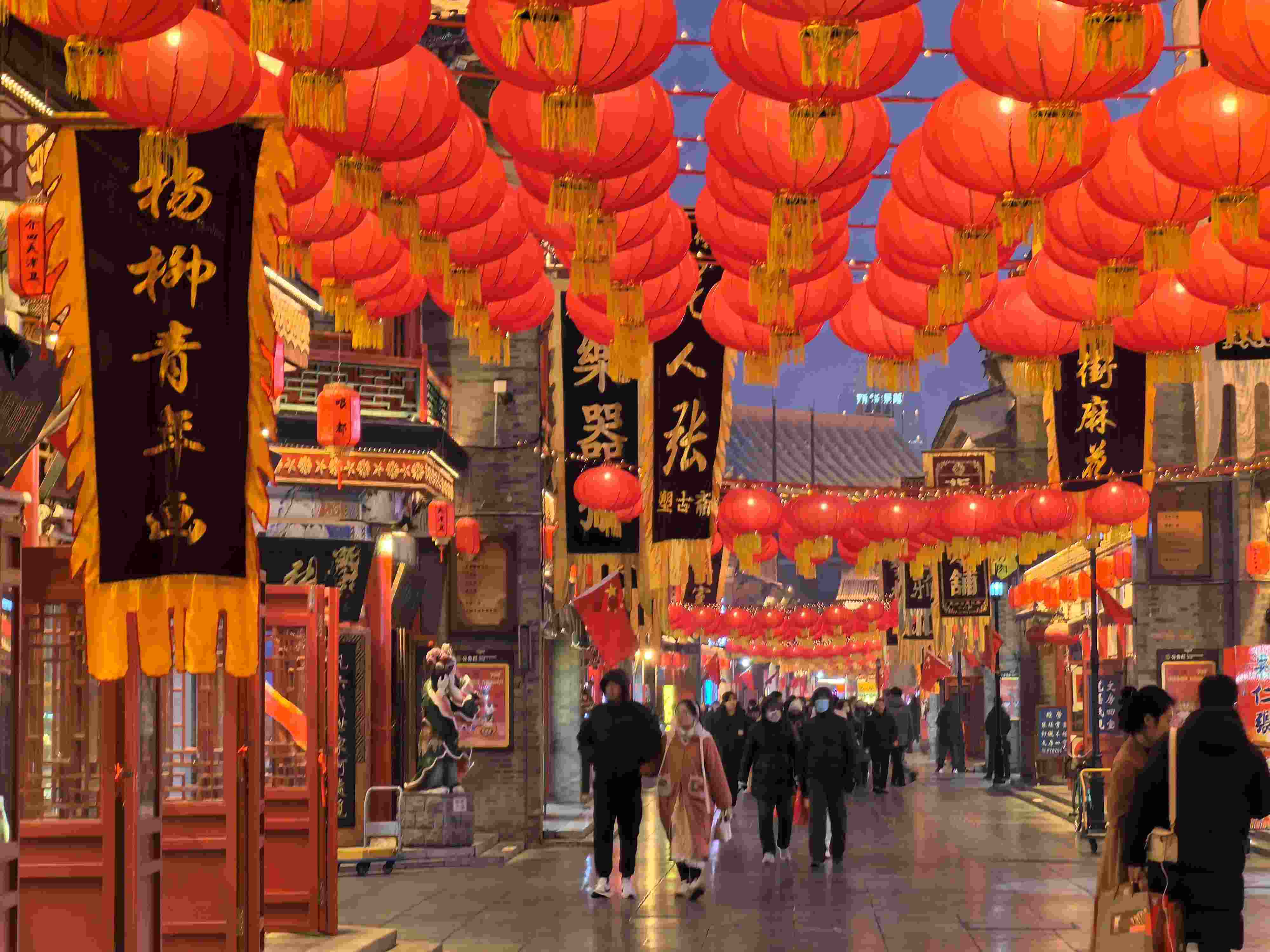 △春節(jié)臨近，古文化街上年味兒漸濃。（總臺(tái)央廣記者潘毅拍攝）