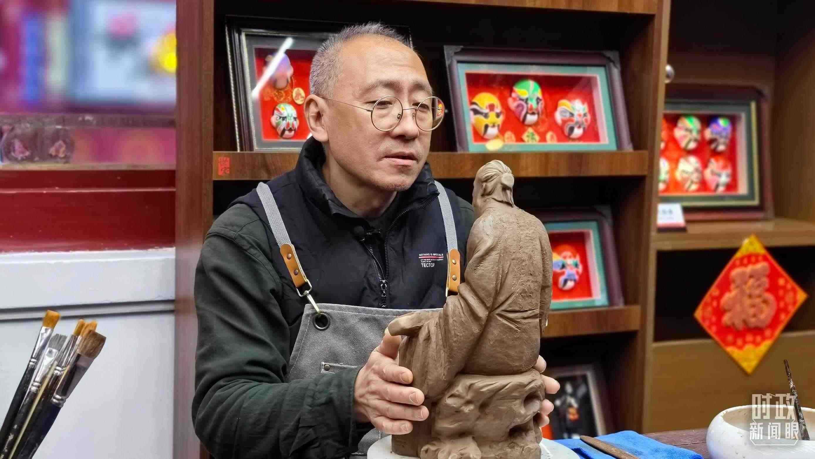 △“泥人張”的匠人正在雕塑。（總臺央視記者潘毅拍攝）