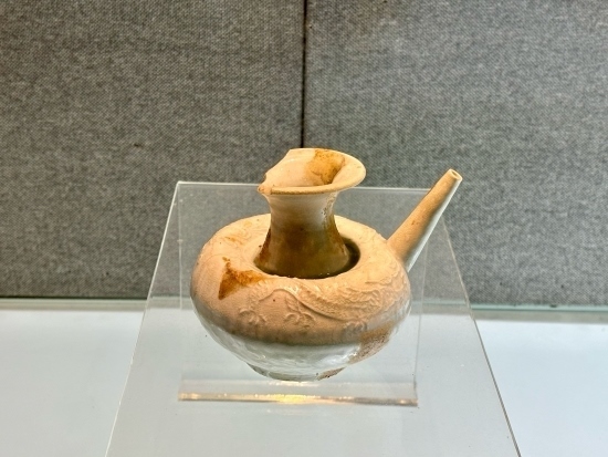 德化縣陶瓷博物館收藏的龍紋軍持。人民網(wǎng)記者 金慧慧攝