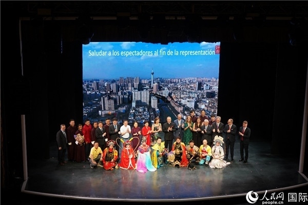 圖為王衛(wèi)大使與蒙迪諾外長等嘉賓登臺祝賀。人民網記者 許放攝