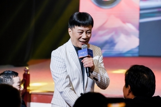 “何以中國·向海泉州”網絡主題活動現場，陳百潭演出時與觀眾互動。泉州廣播電視臺供圖