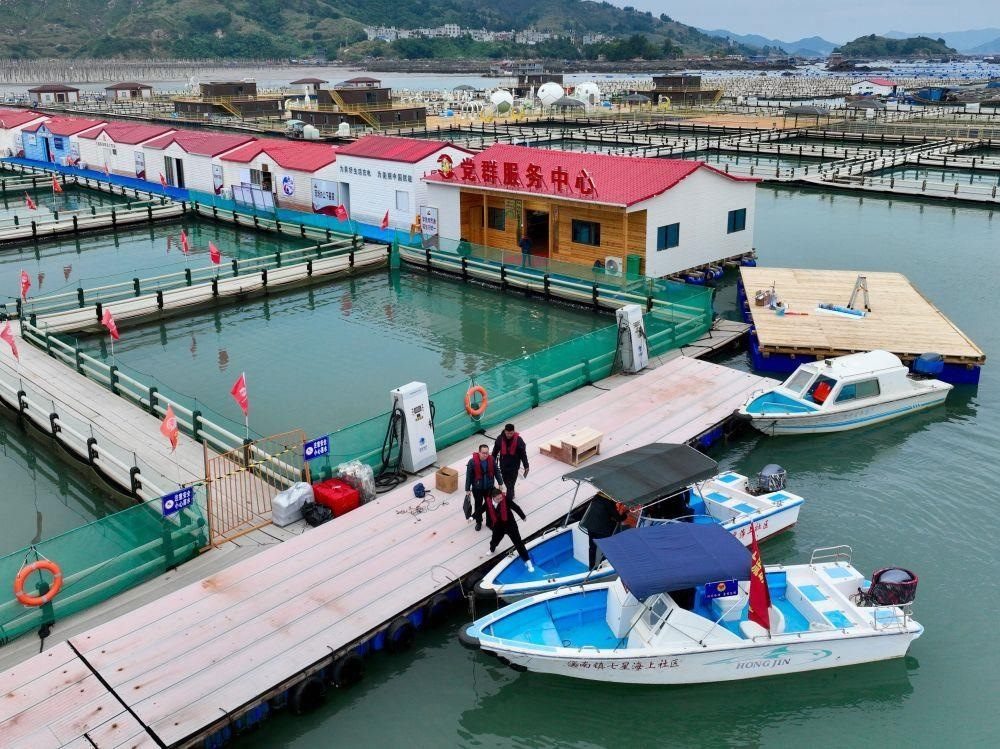 △2023年11月14日，福建寧德市霞浦縣溪南鎮(zhèn)七星海上社區(qū)的工作人員，前往轄區(qū)漁排進(jìn)行民情走訪。