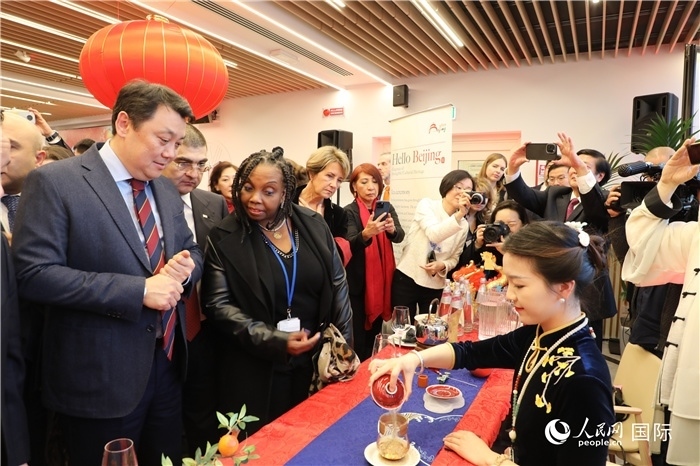 到訪嘉賓欣賞中國茶藝并品茶。 