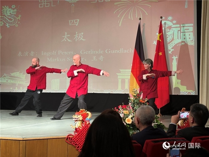 太極，表演者：Ingolf Peters、Gerlinde Gundlach、Markus Stüber