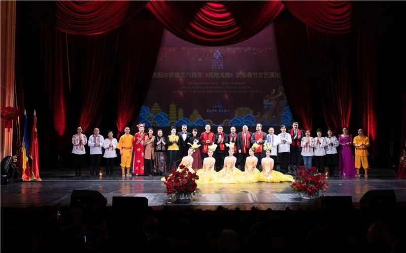 圖為韓大使、羅政府高官與泉州藝術(shù)團(tuán)演員合影。中國駐羅大使館文化處供圖。