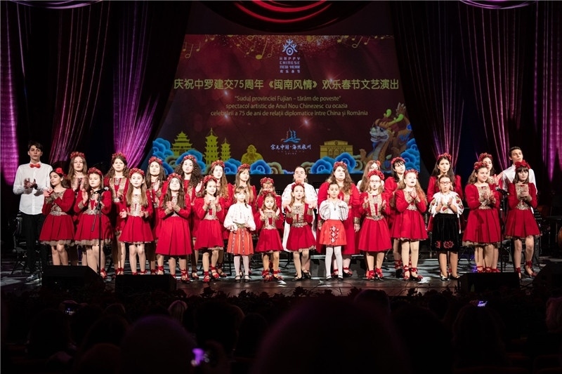 圖為羅小快板兒童合唱團(tuán)在演唱中文歌曲。 中國駐羅大使館文化處供圖。