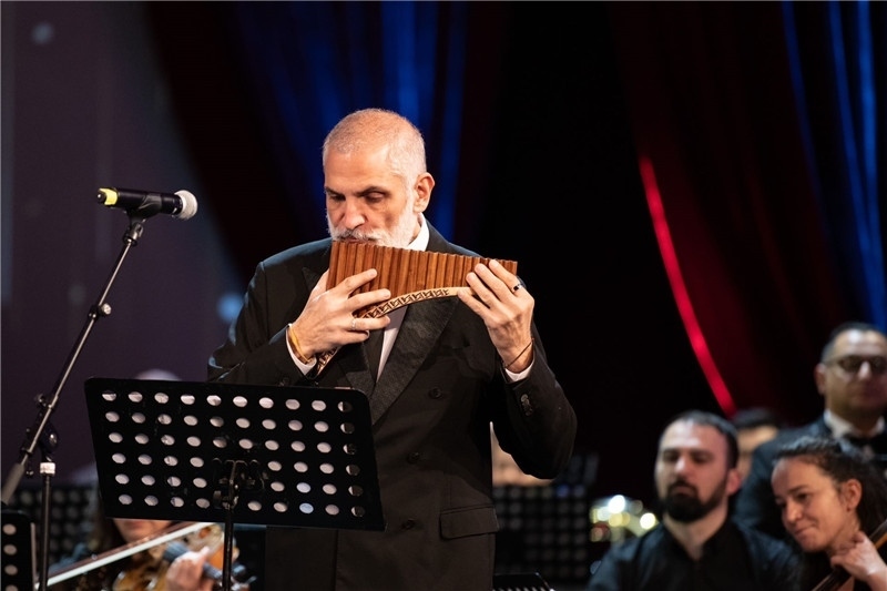 圖為著名排簫大師達(dá)米安·德拉吉奇在領(lǐng)銜演奏中國經(jīng)典曲目。 中國駐羅大使館文化處供圖。