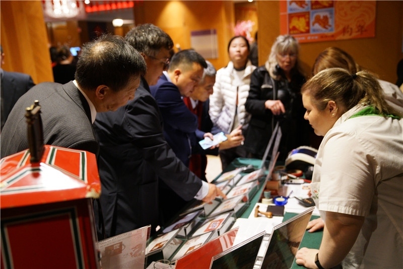集郵愛好者排隊購買中國龍年生肖郵票