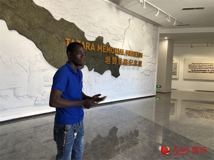 當(dāng)?shù)毓ぷ魅藛T向記者講解。人民網(wǎng)記者 黃培昭攝