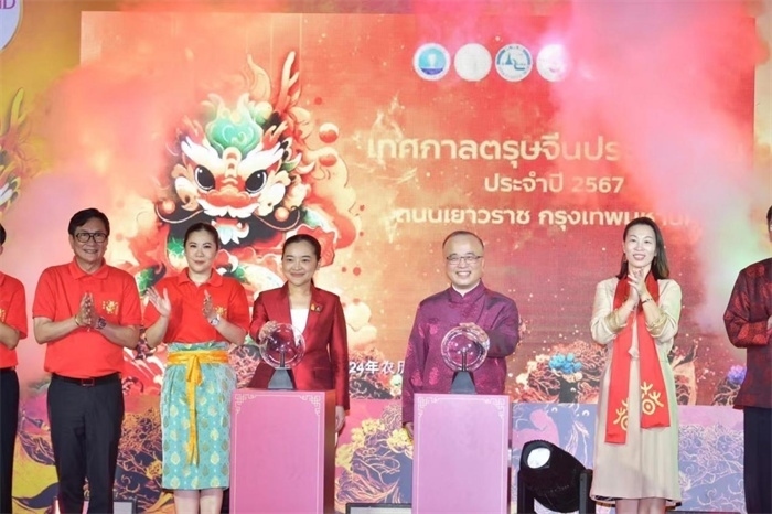泰國旅游與體育部長素妲婉、中國駐泰國使館公使吳志武代表中泰雙方同時觸按水晶球點亮龍頭彩燈。中國駐泰國使館供圖