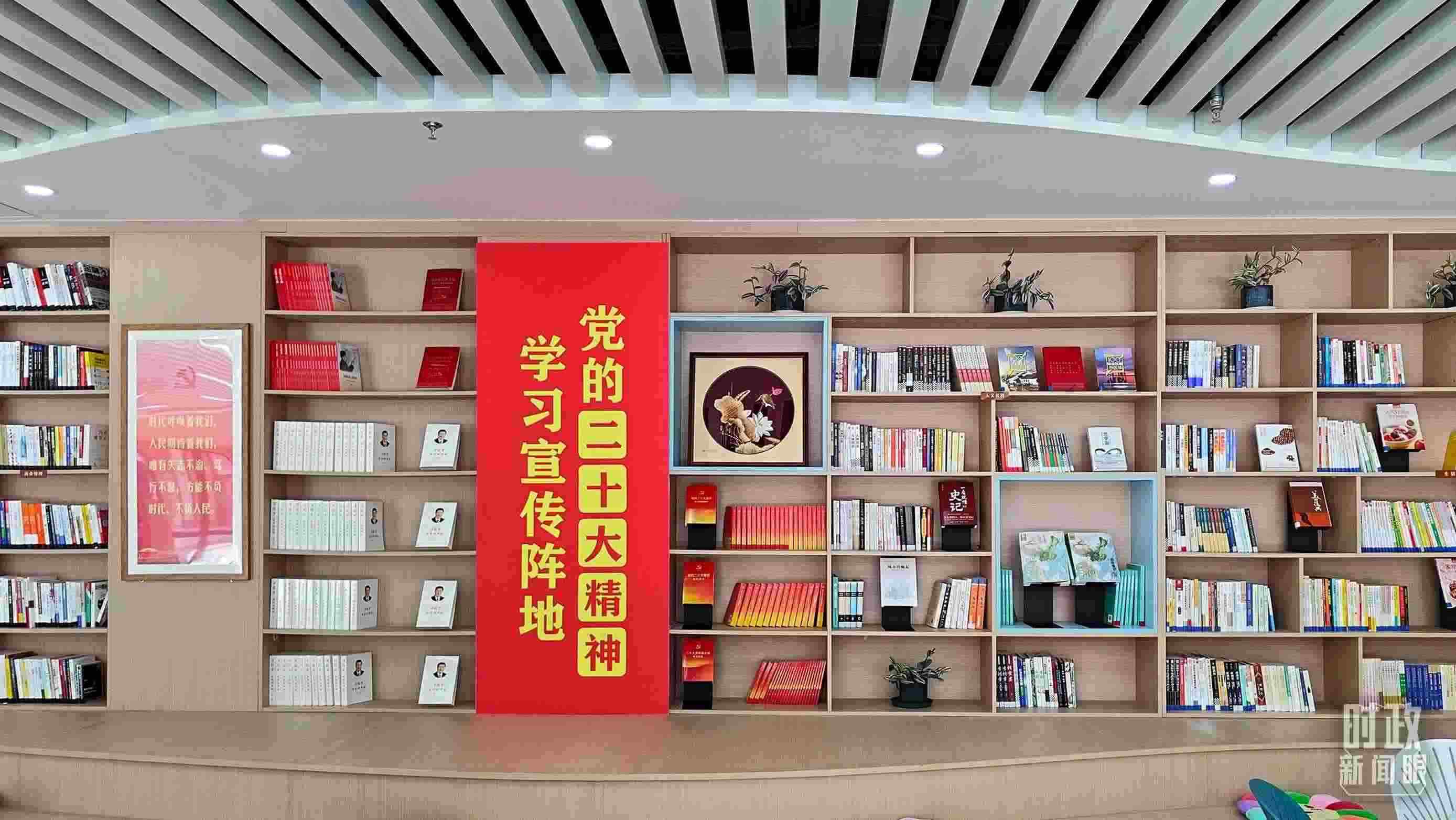 △雄安新區(qū)南文營社區(qū)黨群服務(wù)中心。2023年5月，習(xí)近平在這里強(qiáng)調(diào)要構(gòu)筑新時(shí)代宜業(yè)宜居的“人民之城”。（總臺(tái)央視記者楊立峰拍攝）