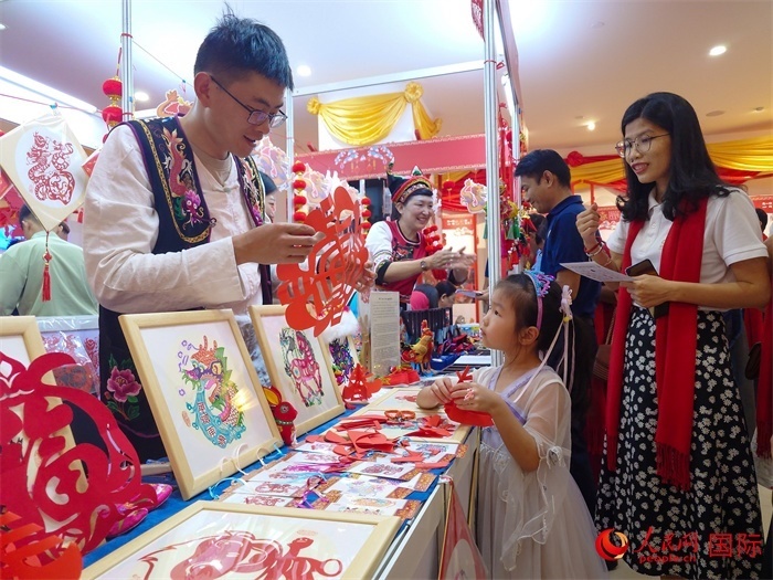 活動現(xiàn)場的剪紙展示。人民網記者 謝佳君攝