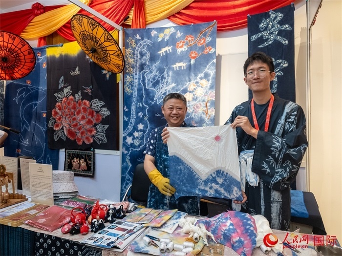 活動現(xiàn)場的扎染展示。人民網記者 謝佳君攝