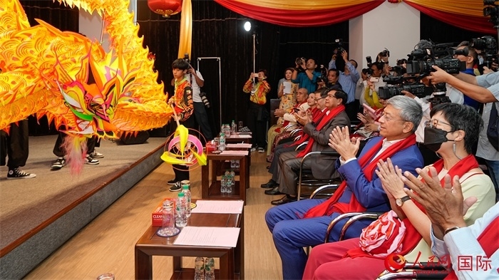 嘉賓觀看傳統(tǒng)舞龍表演。人民網記者 謝佳君攝
