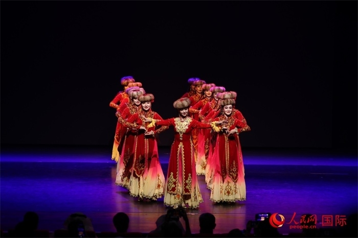 2日在阿聯(lián)酋迪拜舉行的大型音舞詩畫《新疆是個好地方》文藝演出。人民網(wǎng)記者任皓宇攝