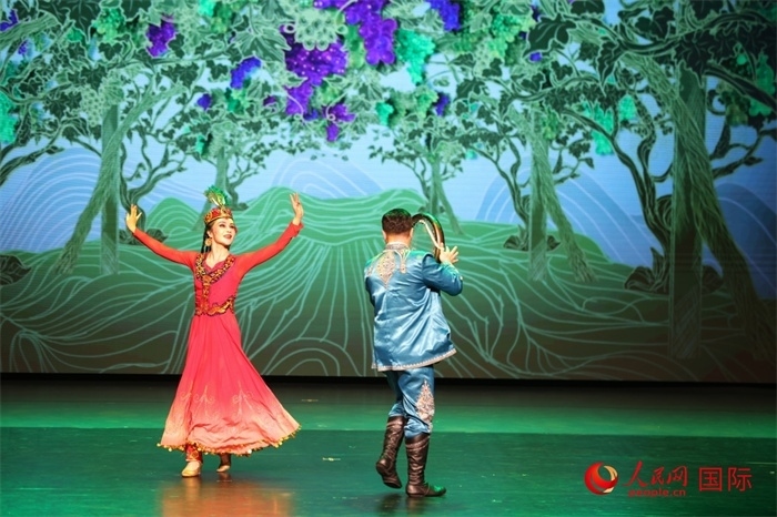 2日在阿聯(lián)酋迪拜舉行的大型音舞詩畫《新疆是個好地方》文藝演出。人民網(wǎng)記者 任皓宇攝