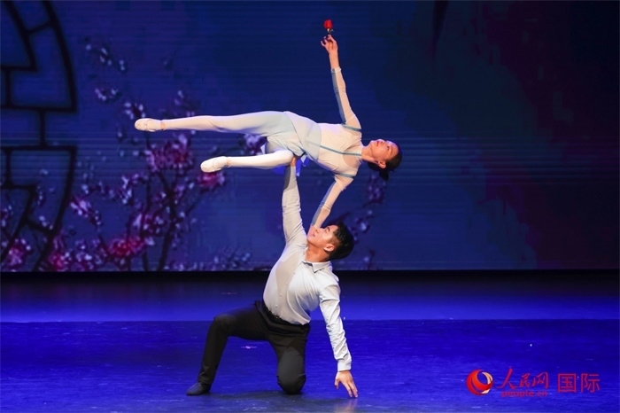 2日在阿聯(lián)酋迪拜舉行的大型音舞詩畫《新疆是個好地方》文藝演出。人民網(wǎng)記者 任皓宇攝