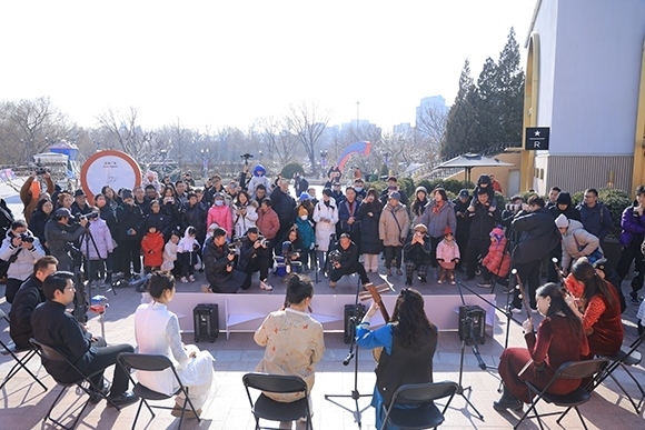 中國(guó)音樂(lè)學(xué)院“國(guó)樂(lè)快閃”演出。學(xué)校供圖