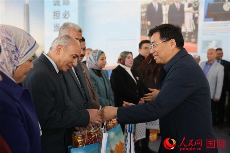 中建埃及分公司董事長常偉才為埃及師生發(fā)放新年禮包。人民網(wǎng)記者 黃培昭攝