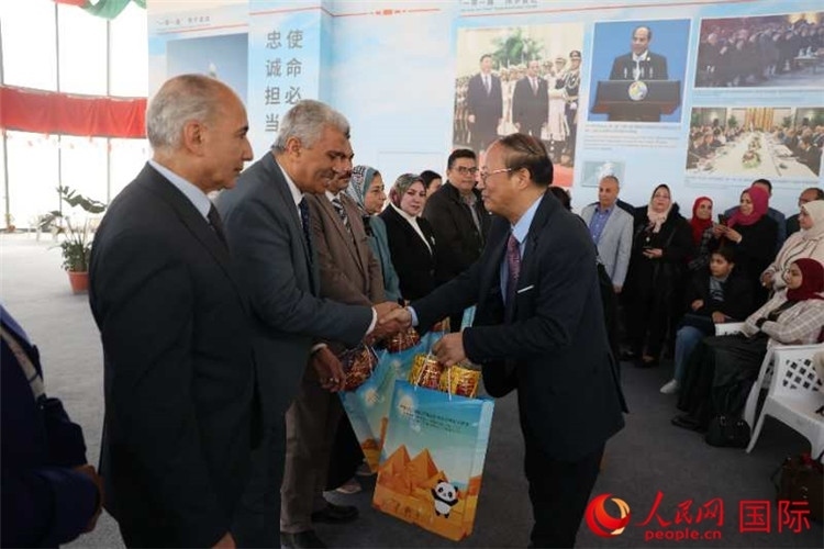 中國駐埃及使館教科處盧春生公參為埃及師生發(fā)放新年禮包。人民網(wǎng)記者 黃培昭攝